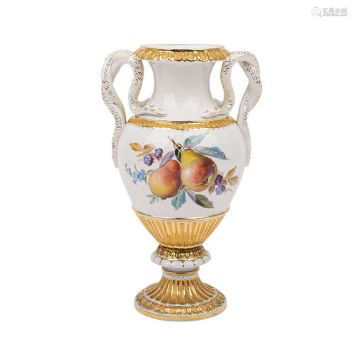 MEISSEN Schlangenhenkelvase, 1860-1924.Korpus auf Vorder- und Rückseite mit reichhaltiger Malerei