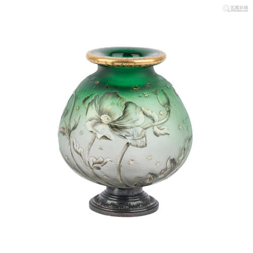 DAUM NANCY KLEINE VASE MIT MOHNBLUMEN UND STERNCHENDEKOR AUF SILBERFUßUm 1900, farbloses, von oben