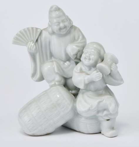 Groupe figurant deux personnages riant, Chine ou Japon, XXe s - Porcelaine [...]