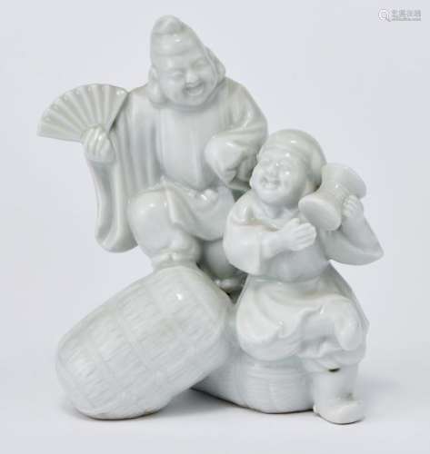 Groupe figurant deux personnages riant, Chine ou Japon, XXe s - Porcelaine [...]