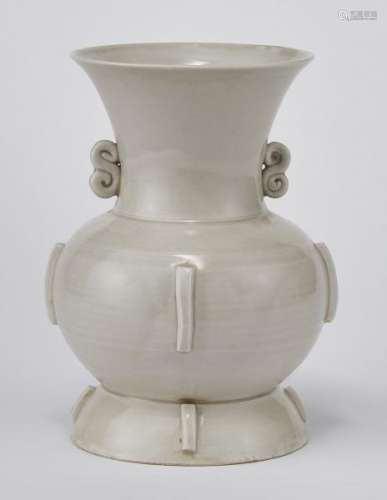 Vase, Chine dans le style Yuan - Porcelaine émaillée blanc, H 15 cm -