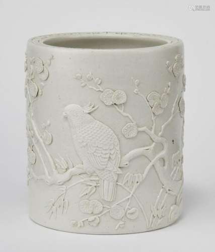 Pot à pinceaux, Chine, XXe s - Porcelaine émaillée blanc à décor en relief d'un [...]