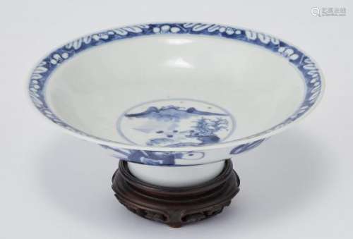 Coupe sur pied, Chine, période Yongzheng (1722-1735) - Porcelaine émaillée bleu [...]