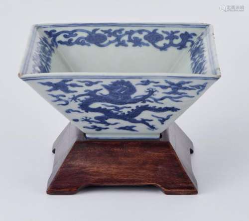Coupe carrée, Chine, dynastie Qing (1644-1912), marque Jiajing apocryphe - [...]