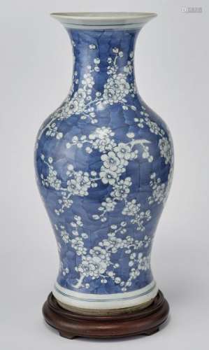 Vase balustre, Chine, fin XIXe s- début XXe s - Porcelaine émaillée bleu blanc à [...]