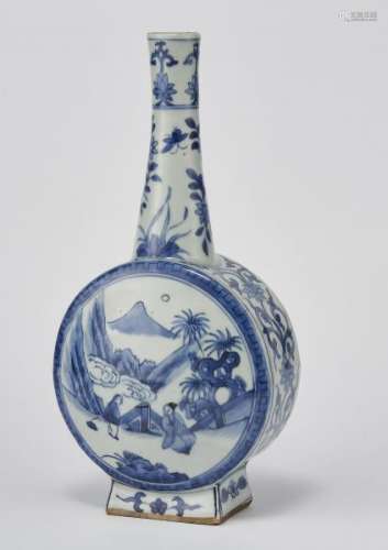 Vase à long col, Chine, XIXe s, marque Qianlong apocryphe - Porcelaine émaillée [...]