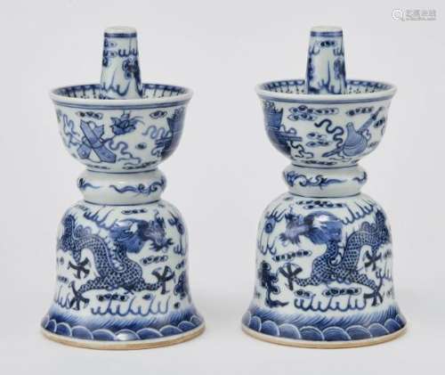 Paire de bougeoirs, Chine, fin de la dynastie Qing (1644-1912) - Porcelaine [...]