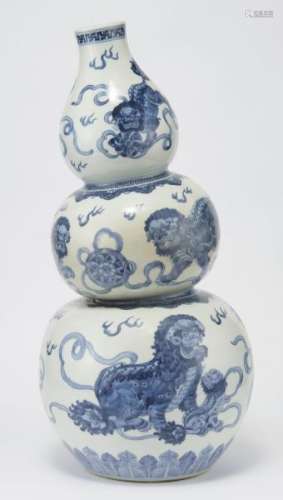 Grand vase triple gourde, Chine, fin de la dynastie Qing (1644-1912) - Porcelaine [...]