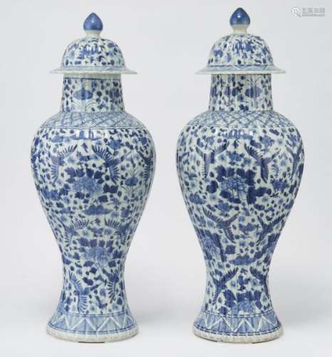Paire de potiches couvertes, Chine, fin dynastie Qing (1644-1912) - Porcelaine bleu [...]