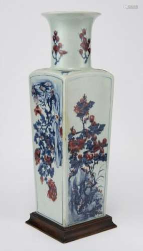 Vase à section carrée, Chine, début XXe  - Porcelaine émaillée bleu et rouge, [...]