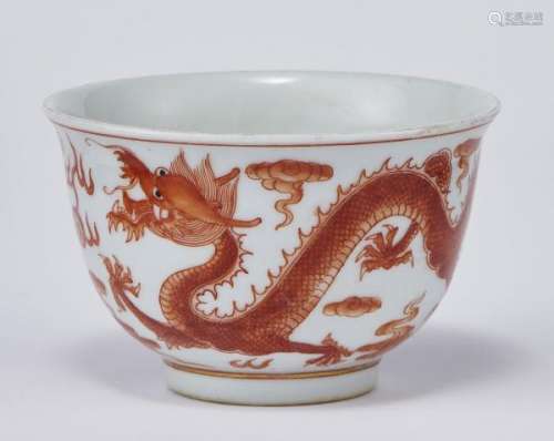Petite coupe, Chine, XXe s, marque Qianlong apocryphe - Porcelaine émaillée rouge [...]