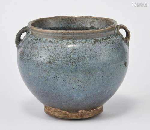 Vase à anses, Chine, de style Yuan - Grès à glaçure bleu clair, H 16 cm -