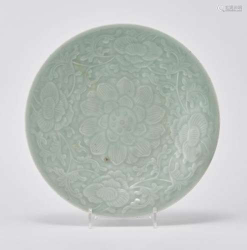 Grand plat, Chine, dans le style de la dynastie Song - Porcelaine céladon à décor [...]