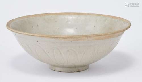 Bol, Chine, Dynastie Song (960-1279) - Céramique émaillée beige à décor incisé [...]