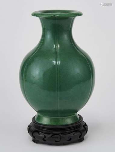 Vase balustre monochrome, Chine, dynastie Qing (1644-1912),marque Yongzhengg [...]