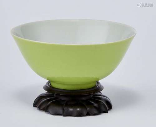 Bol, Chine, marque Qianlong apocryphe - Porcelaine émaillée verte monochrome, H 5 [...]