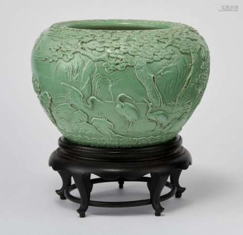 Jardinière, Chine, XXe s - Porcelaine émaillée verte à décor d'un paysage, H 10 [...]