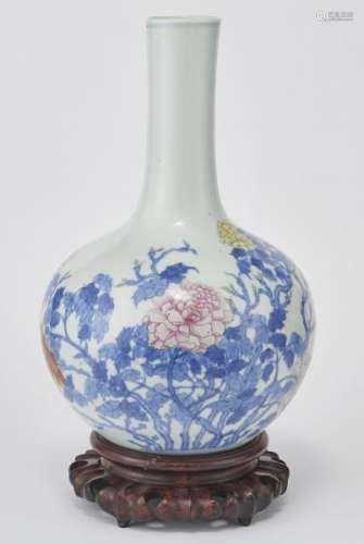 Vase balustre, Chine, dynastie Qing (1644-1912) marque Qianlong - Porcelaine à [...]