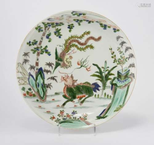 Plat famille verte, Chine, XXe s, style Kangxi - Porcelaine émaillée polychrome à [...]