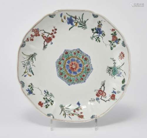 Plat famille verte, Chine, XVIIIe s - Porcelaine émaillée polychrome à décor de [...]
