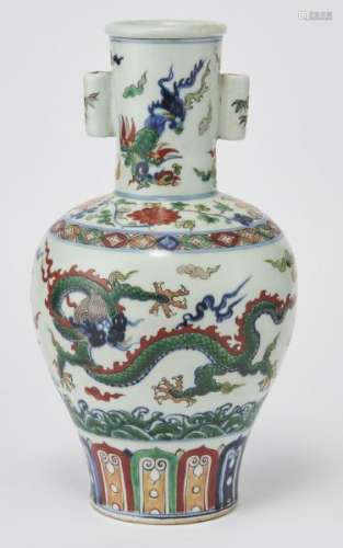 Vase à long col wucai, Chine, XXe s, marque Wanli apocryphe - Porcelaine émaillée [...]