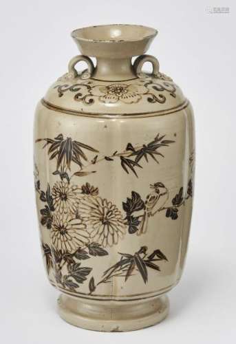 Vase à anses, Chine ou Japon - Grès à décor de fleurs et caractères, H 28 cm -