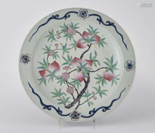 Plat rond, Chine, XIXe s - Porcelaine émaillée polychrome à décor de pêches, D [...]