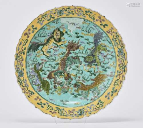 Grand plat, Chine - Porcelaine émaillée polychrome à décor de chiens de Fô, D [...]