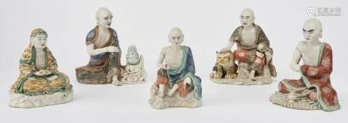 Suite de 5 personnages assis, Chine, XIXe s - Biscuit émaillé polychrome, H de [...]