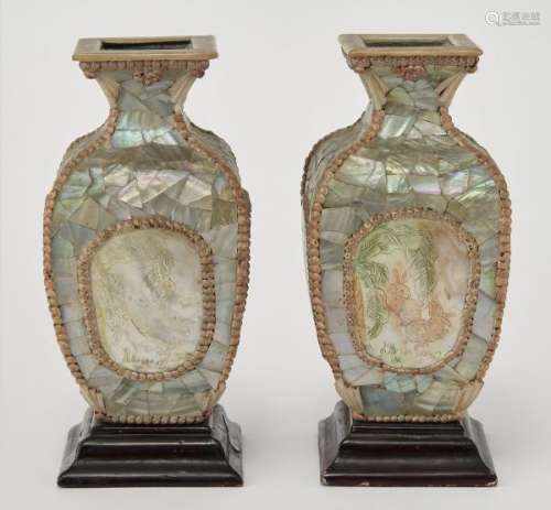 Paire de vases, Chine, circa 1900 - Médaillons en nacre incisés d'animaux, H 18 cm -
