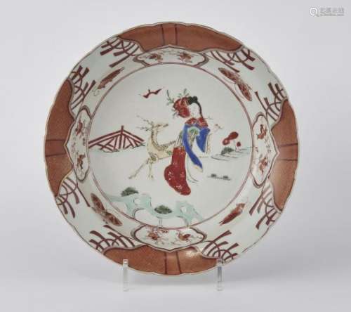 Plat creux, Chine, XVIIIe s - Céramique émaillée polychrome à décor d'une jeune [...]
