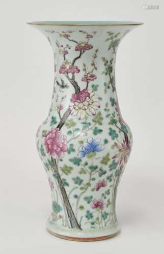 Grand vase cornet, Chine, famille rose, XIXe s - Porcelaine émaillée à décor [...]