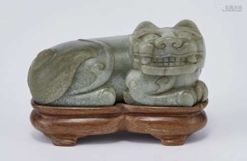 Félin couché, Chine, XIXe s - Jade sculpté, L 11 cm -