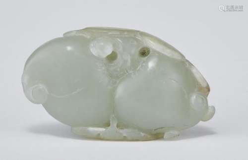 Pendentif, Chine - Jade céladon clair à décor de deux pêches, L 6 cm -