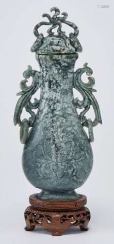 Vase balustre, Chine, fin XIXe-début XXe s - Pierre sculptée à décor de fleurs [...]