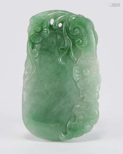 Pendentif, Chine - Jade vert sculpté d'une courge et de fleurs, 6,5 cm -