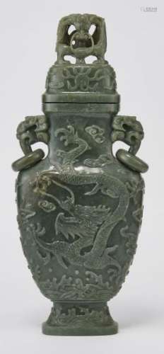 Grand vase méplat, Chine - Jade à décor sculpté en léger relief de dragon [...]