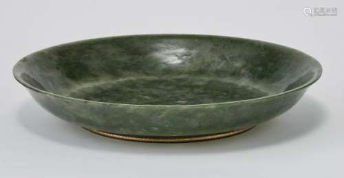 Plat, Chine - Jade épinard, monture en or, D 27 cm -