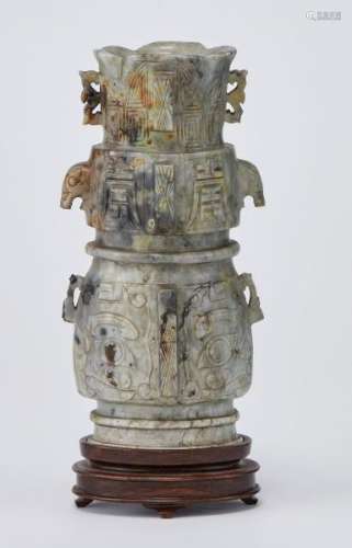 Vase de style archaïque, Chine, XIXe s - Pierre sculptée à décor de caractères [...]