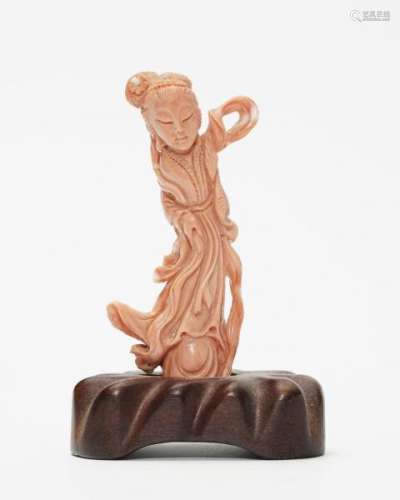 Gwanyin, Chine - Corail sculpté, H 10 cm, 60 g -