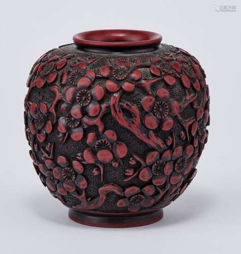 Vase ovoïde, Chine ou Japon, XXe s - Bois laqué rouge à décor de branches de [...]