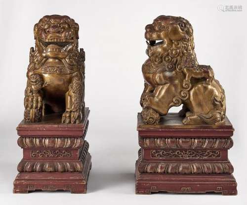 Paire de chiens de Fô, Chine, XXe s - Bois sculpté et laqué, H 106 cm -