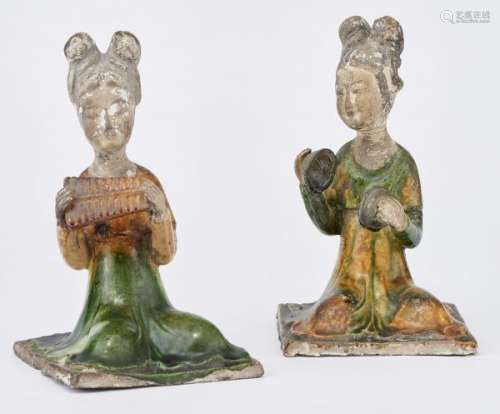 Paire de musiciennes, Chine, Dynastie Tang (618-907) - Céramique émaillée sancai, [...]