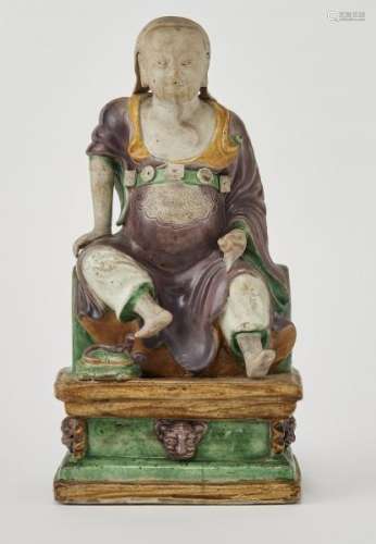 Statuette figurant Xuandu, Chine, époque Kangxi (1662-1722) - Grès émaillé vert, [...]