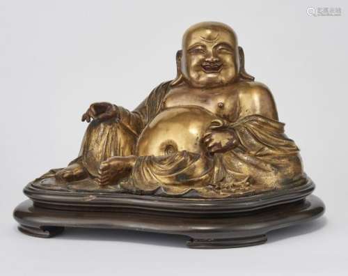 Bouddha rieur, Chine, dynastie Qing (1644-1912) - Bronze doré, 23x39 cm. A [...]