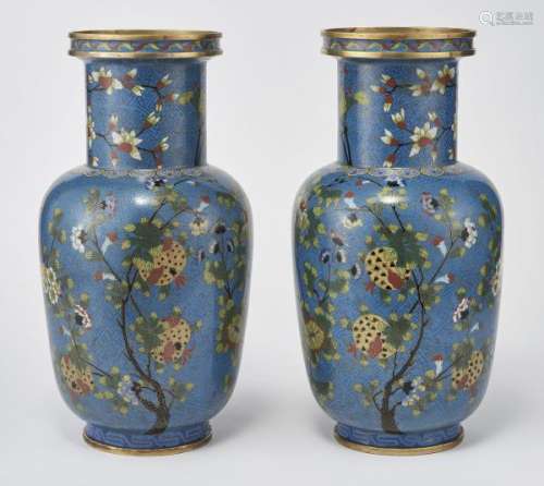 Paire de vases en cloisonné, Chine, XIXe s - Cuivre et émaux polychromes à décor [...]