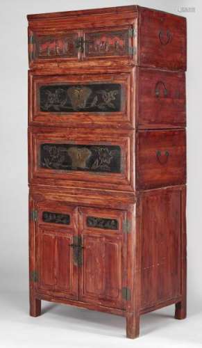Cabinet, Chine, XIXe s - Formé de quatre éléments superposés, bois sculpté et [...]
