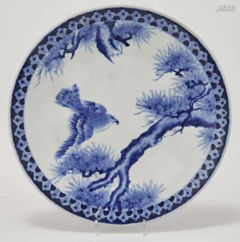 Grand plat, Japon, époque Meiji (1868-1912) - Porcelaine émaillée bleu blanc à [...]