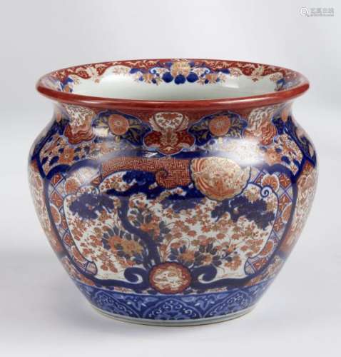 Grand cache-pot, Imari, Japon, circa 1900 - Porcelaine émaillée bleu, rouge et or, [...]
