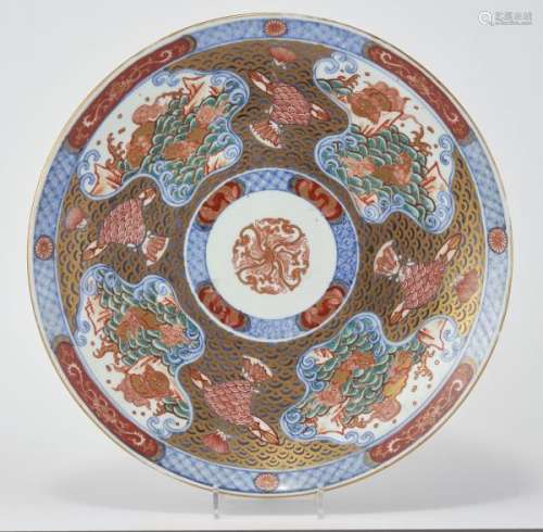 Grand plat, Imari, Japon, XIXe s - Porcelaine émaillée bleu rouge et or, D 46 cm -